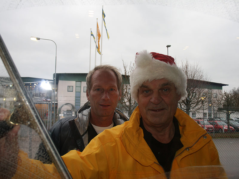 2 män tvättar fönster