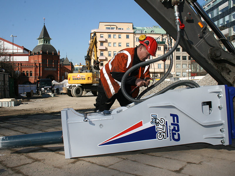 Per Svalby, servicetekniker skruvar på hydraulhammare