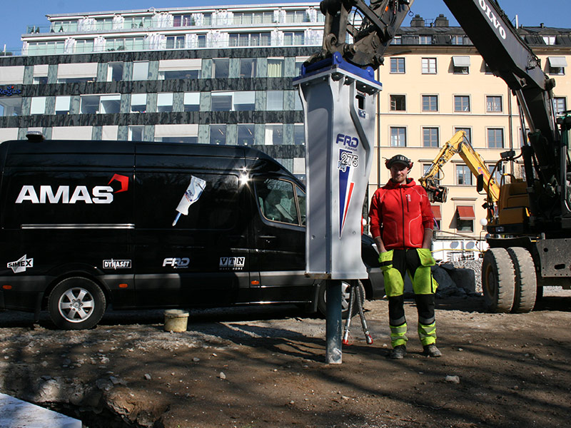 Fredrik Sandberg på Niklas Sandbergs Entreprenad med sin hydraulhammare på Östermalms torg