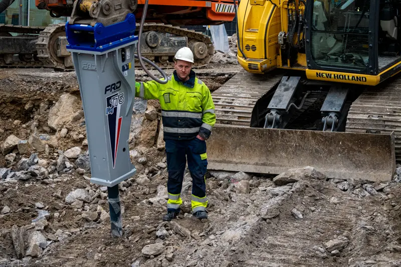 Peter Eriksson på Upplands Bergentreprenad AB poserar med sin FXJ175 hydraulhammare.