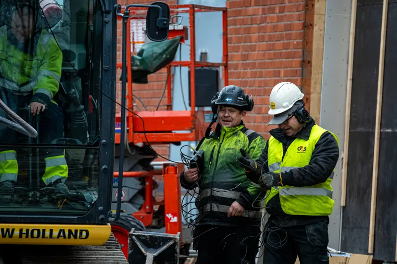 Servicetekniker ger allmäna instruktioner om att köra hydraulhammare.