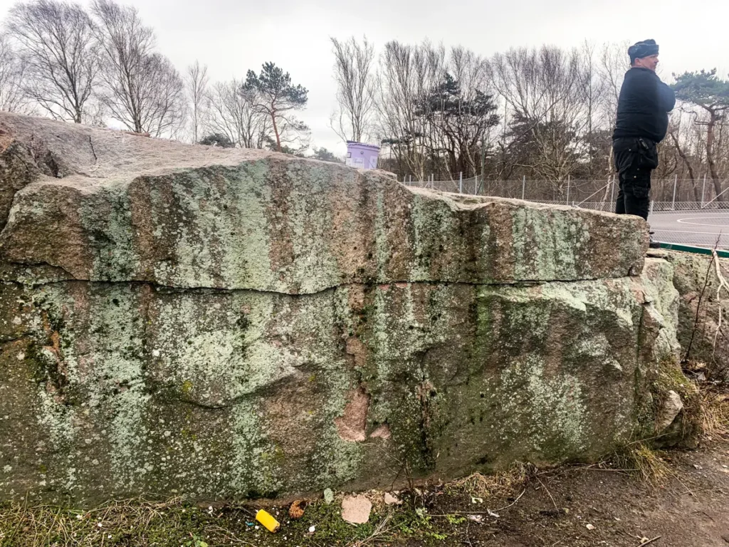 Vår servicetekniker Per Svalby står uppe på ett berg.