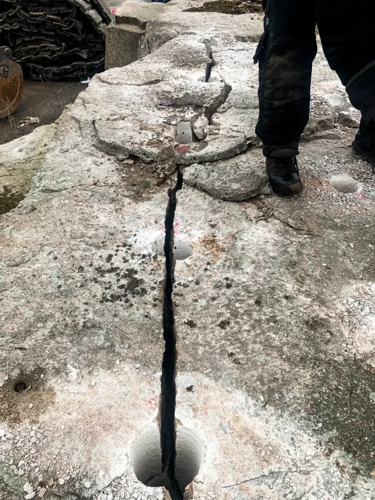Bild på spricka i berget efter att använt bergspräckare.