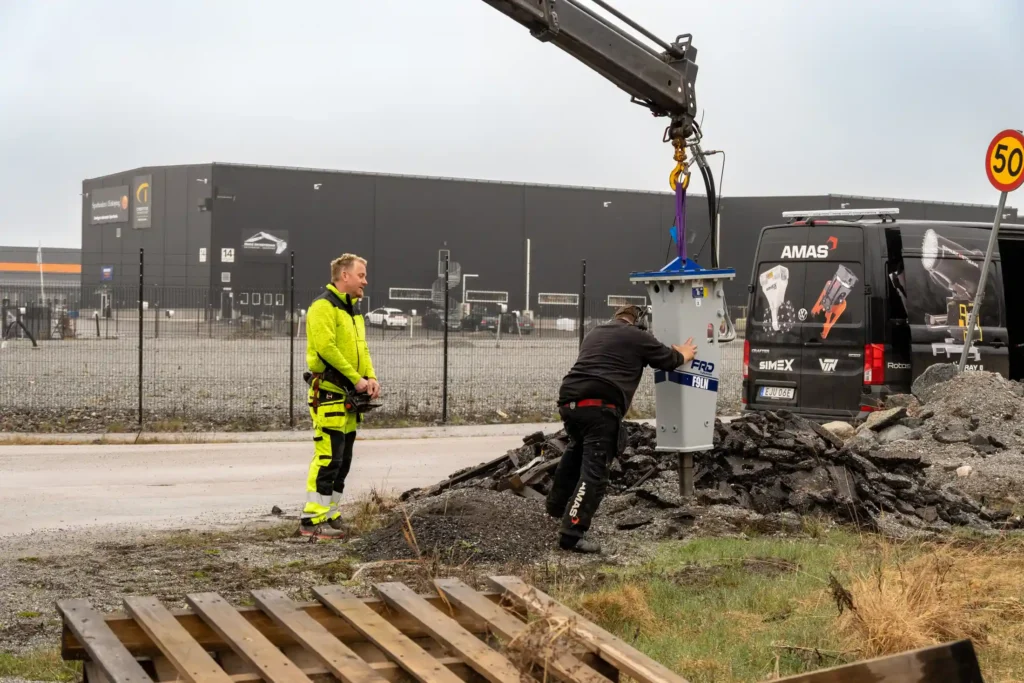 Mikael Graje och Per Svalby flyttar hammaren till testplatta att slå på.