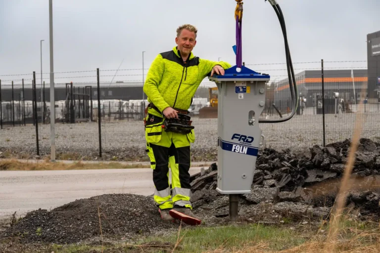 Mikael Graje på Östanå Grundförstärkning AB står bredvid sin pålningshammare.