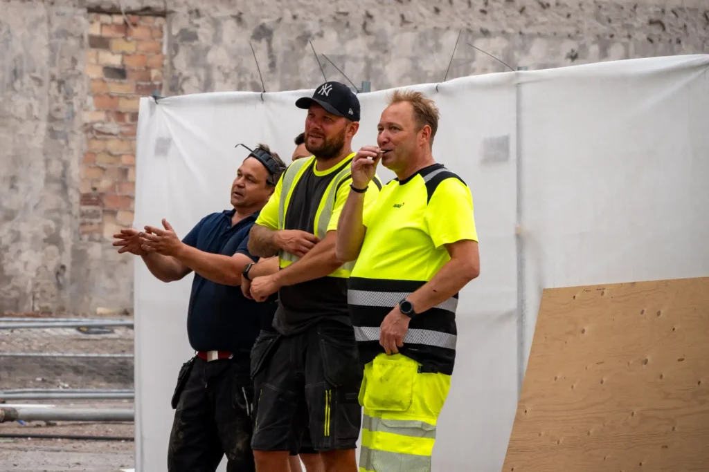 Per Svlby, anställd på Normans och Magnus Uppsten pratar om dammproblem.