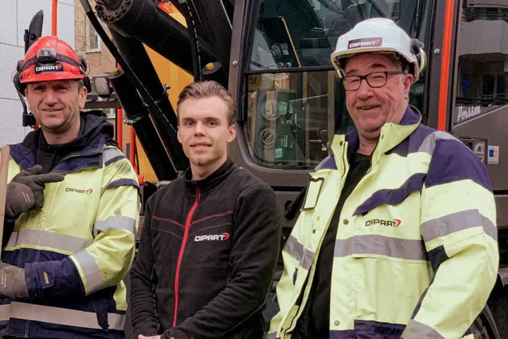 Arbetslaget från Dipart framför sin Volvo EWR150E med den nymonterade asfaltsfräsen