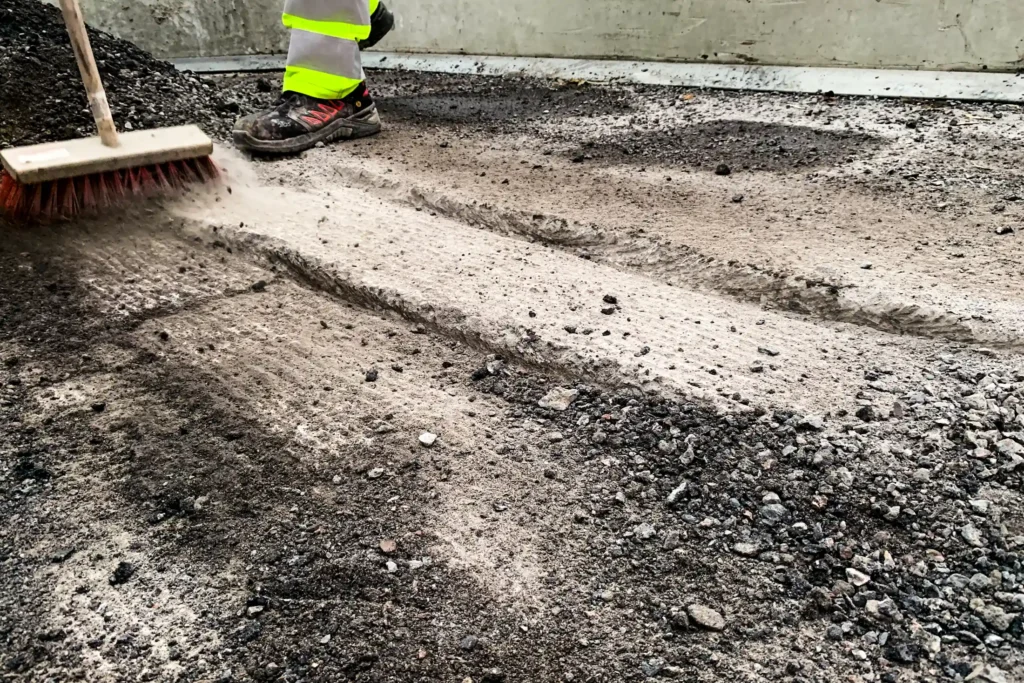 Närbild på det fina frässpåret efterlämnat av asfaltsfräsen.