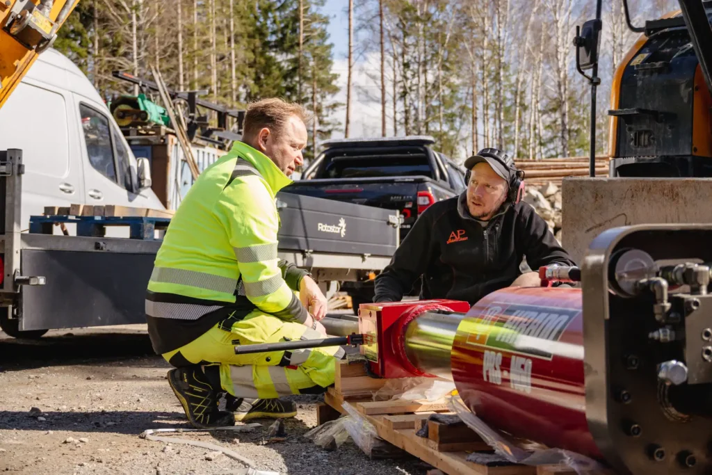 Kunskapsöverföring mellan AMAS och AP Sprängtjänst om Hirado stenspräckares funktioner.