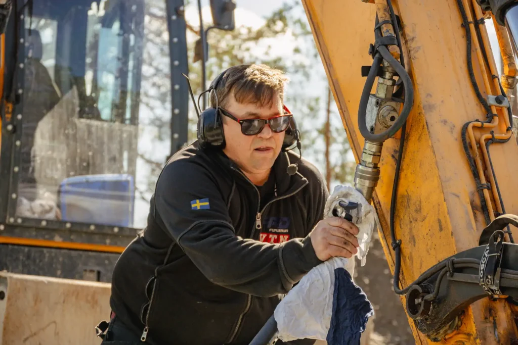 AMAS servicetekniker Per Svalby justerar hydrauliken för optimal stenspräckning.