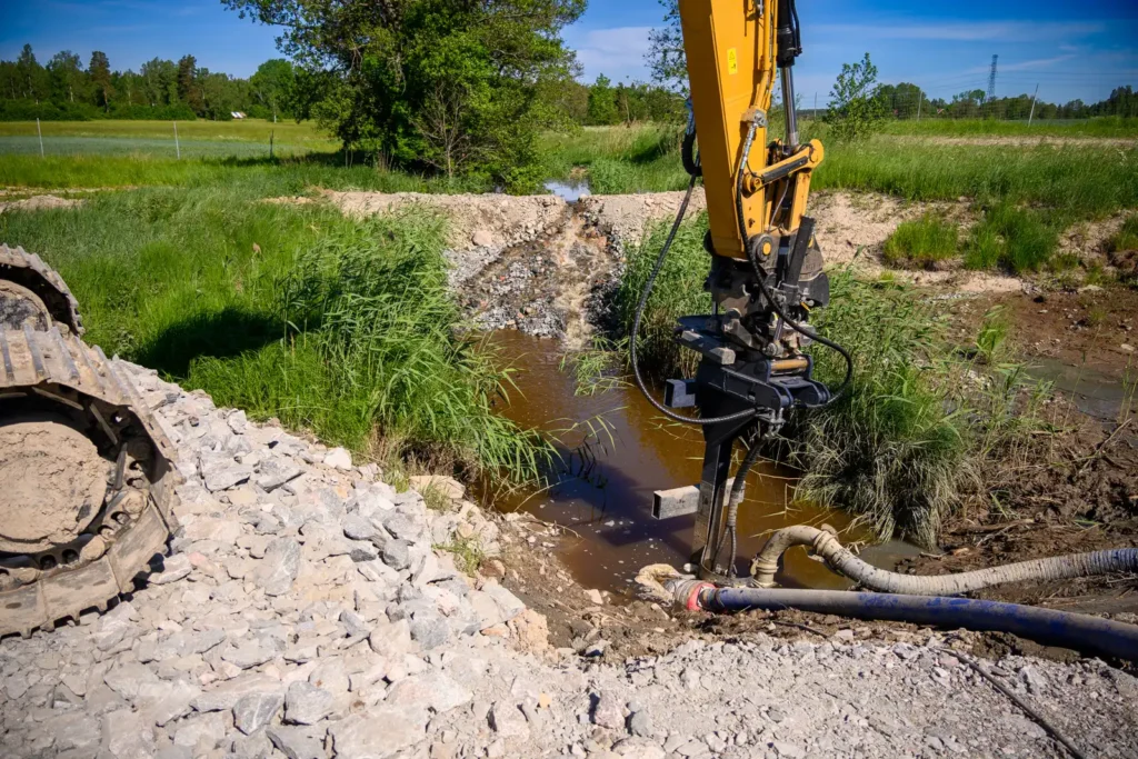 Dynaset HSP8500-sänkpump i drift vid Kölstaån under utbyggnaden av E18, som visar hur vatten pumpas bort.