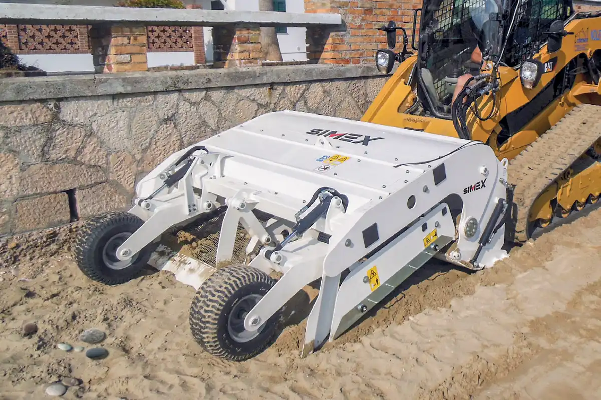 Strandrensare från Simex i arbete för effektiv strandrengöring.