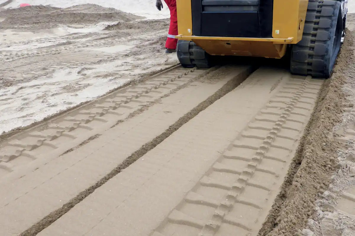 Ren sand och jämn yta efter arbete med strandrensare.