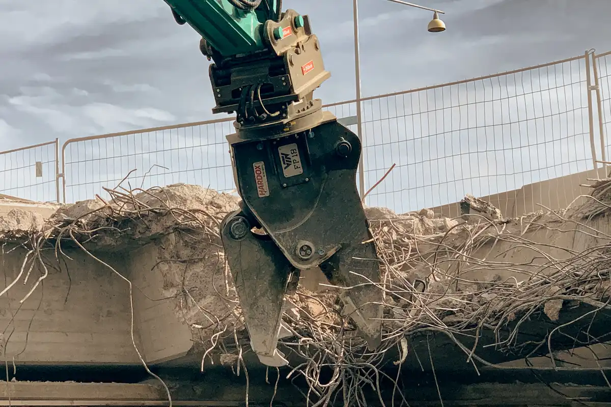 VTN FP18 pulveriserare i arbete med rivning av betongbro. Robust konstruktion med Hardox-stål för effektiv krossning av betong och separation av armering.
