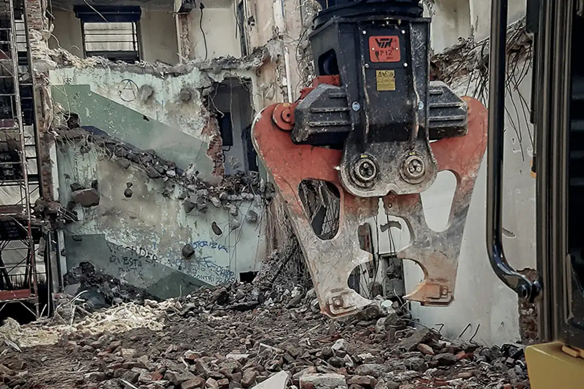 VTN HP12 demoleringssax används för rivning inomhus, krossar väggar och betong i en äldre byggnad.