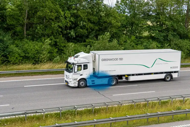 Hydraulisk generator för kylaggregat lastbil – Dynaset HGV Power Box monterad under skåp